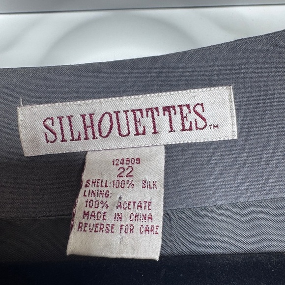 Vintage Signatures 💯Silk Blazer w/ Button Closure
and Shoulder Pads - Picture 4 of 6